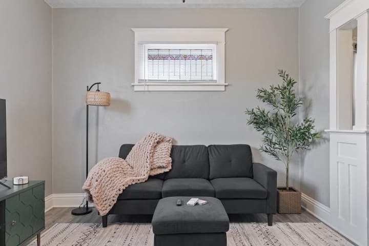 Sage Studio With Kitchen, Peaceful Vibe 1st Floor - Davenport, IA