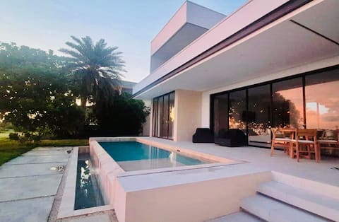 Beijaflor Beachfront Villa with Infinity Pool