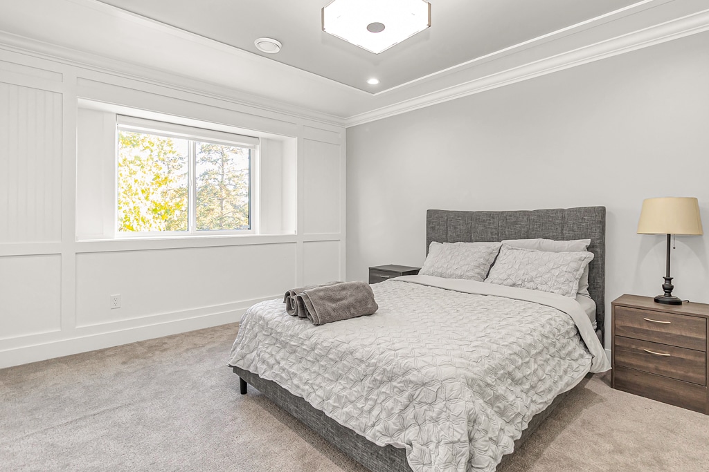 Mirna spavaća soba s mekanim madracem i dobrim zavjesama za zamračivanje, idealna za dubok san