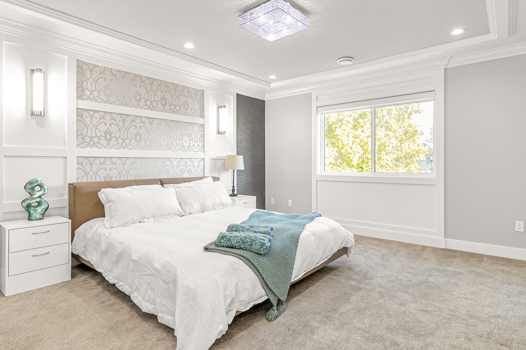 Elegantna spavaća soba s udobnim bračnim krevetom, prirodnim svjetlom i profinjenim dizajnom za miran i spokojan san