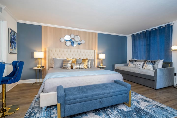 อพาร์ทเมนท์สตูดิโอใหม่เอี่ยมที่ได้รับการปรับปรุงและตกแต่งใหม่เอี่ยม รองรับได้สูงสุด 4 คน มีห้องครัวเต็มรูปแบบ เตียงคิงไซส์พิเศษ เตียงโซฟา ห้องรับประทานอาหารและพื้นที่ทำงาน สมาร์ททีวี Wi-Fi เครื่องปรับอากาศ