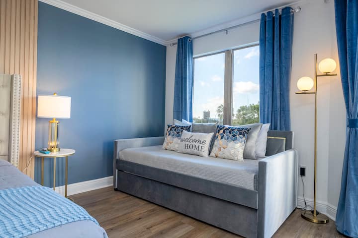 โซฟาที่สบายสุด ๆ ที่เปลี่ยนเป็นเตียงเดี่ยวสองเตียงได้