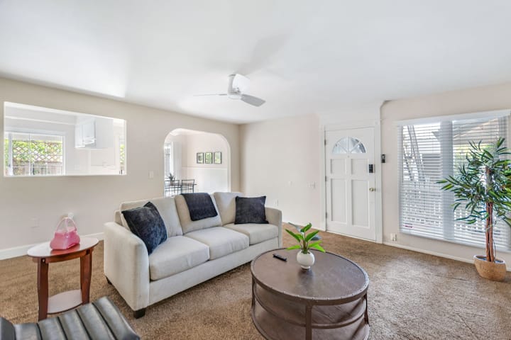 Monthly Rental Near South Coast Plaza | 2bed2bath - Costa Mesa, CA