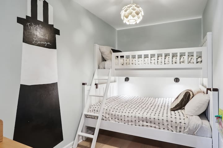 ⚓️ Lighthouse Bunk Room
Inspired by the Tybee Island Lighthouse, this bunk room is perfect for kids! Features twin-over-full bunks, reading lights, and a cozy coastal feel.