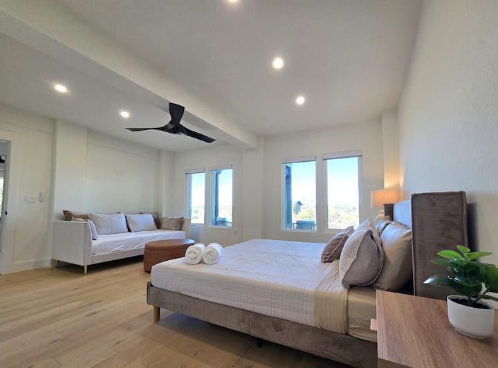 Amplia suite principal diseñada para familias, con una cómoda cama tamaño king junto a un acogedor sofá cama perfecto para niños pequeños