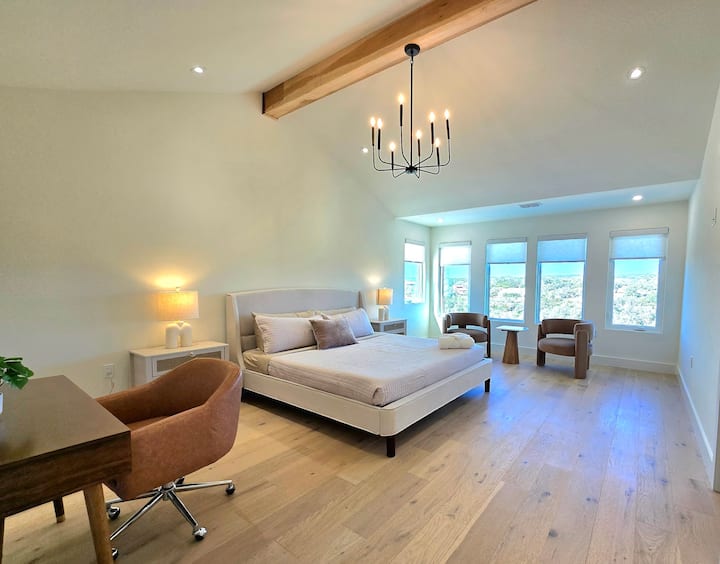  espaciosa suite principal con vistas panorámicas. Este elegante refugio incluye una cómoda cama tamaño king y un espacio de trabajo dedicado, perfecto para el trabajo remoto o para planificar tu próxima aventura.