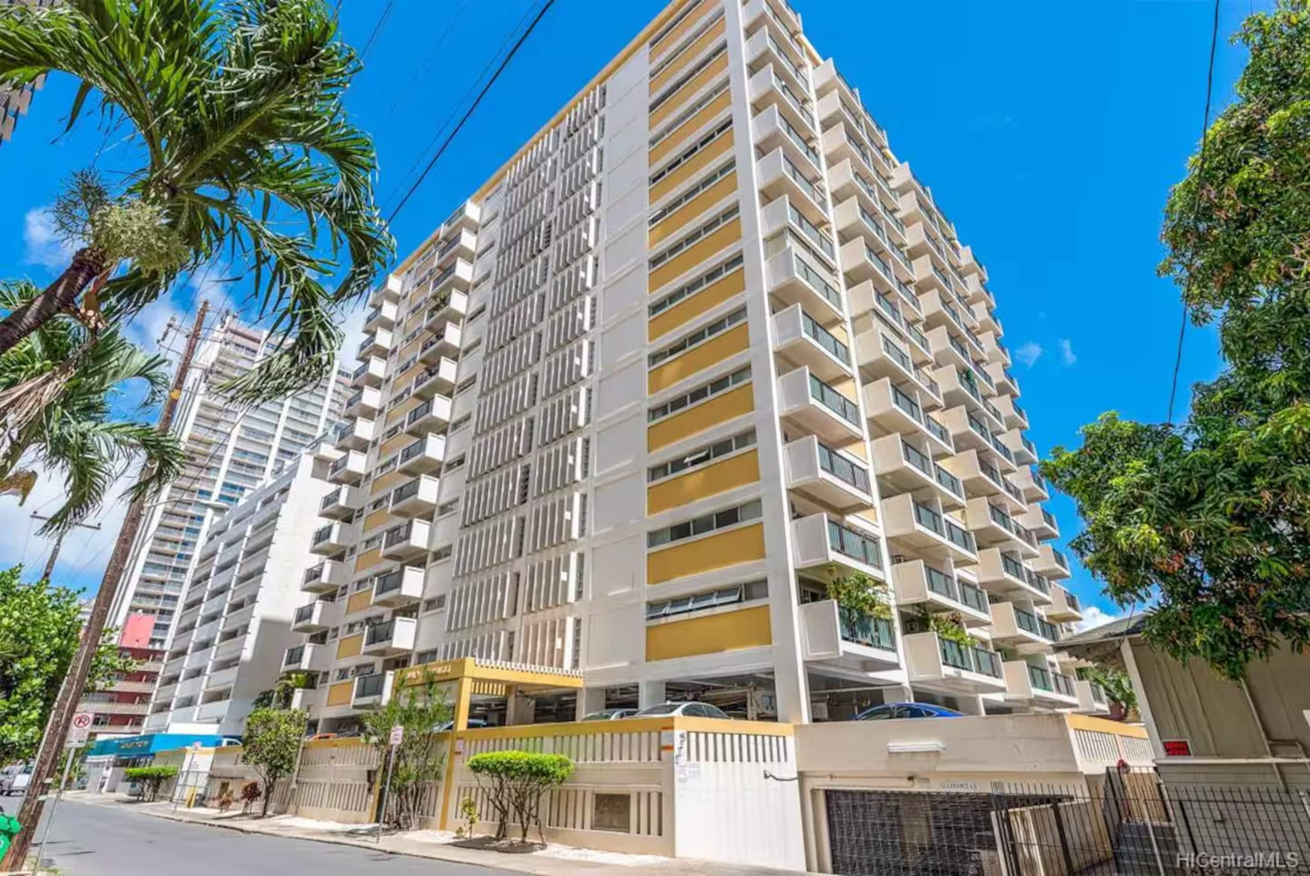 Home in Honolulu · ★4.79 · 2 bedrooms · 4 beds · 2 private baths - Image 64