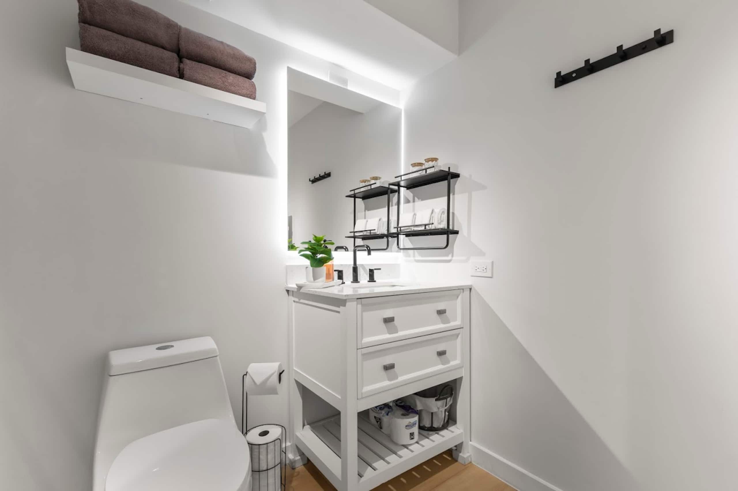 Home in Honolulu · ★4.79 · 2 bedrooms · 4 beds · 2 private baths - Image 47