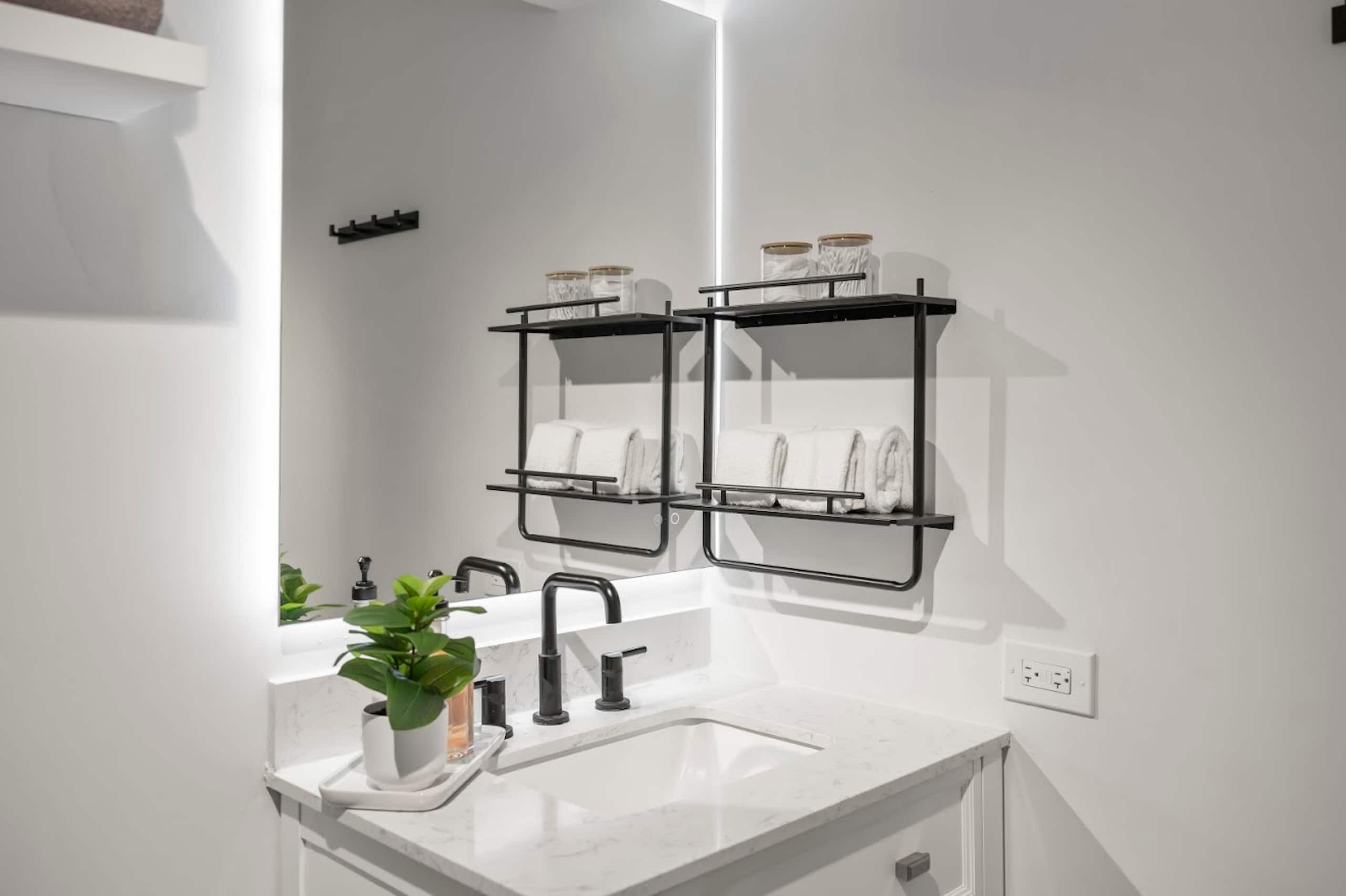 Home in Honolulu · ★4.79 · 2 bedrooms · 4 beds · 2 private baths - Image 51