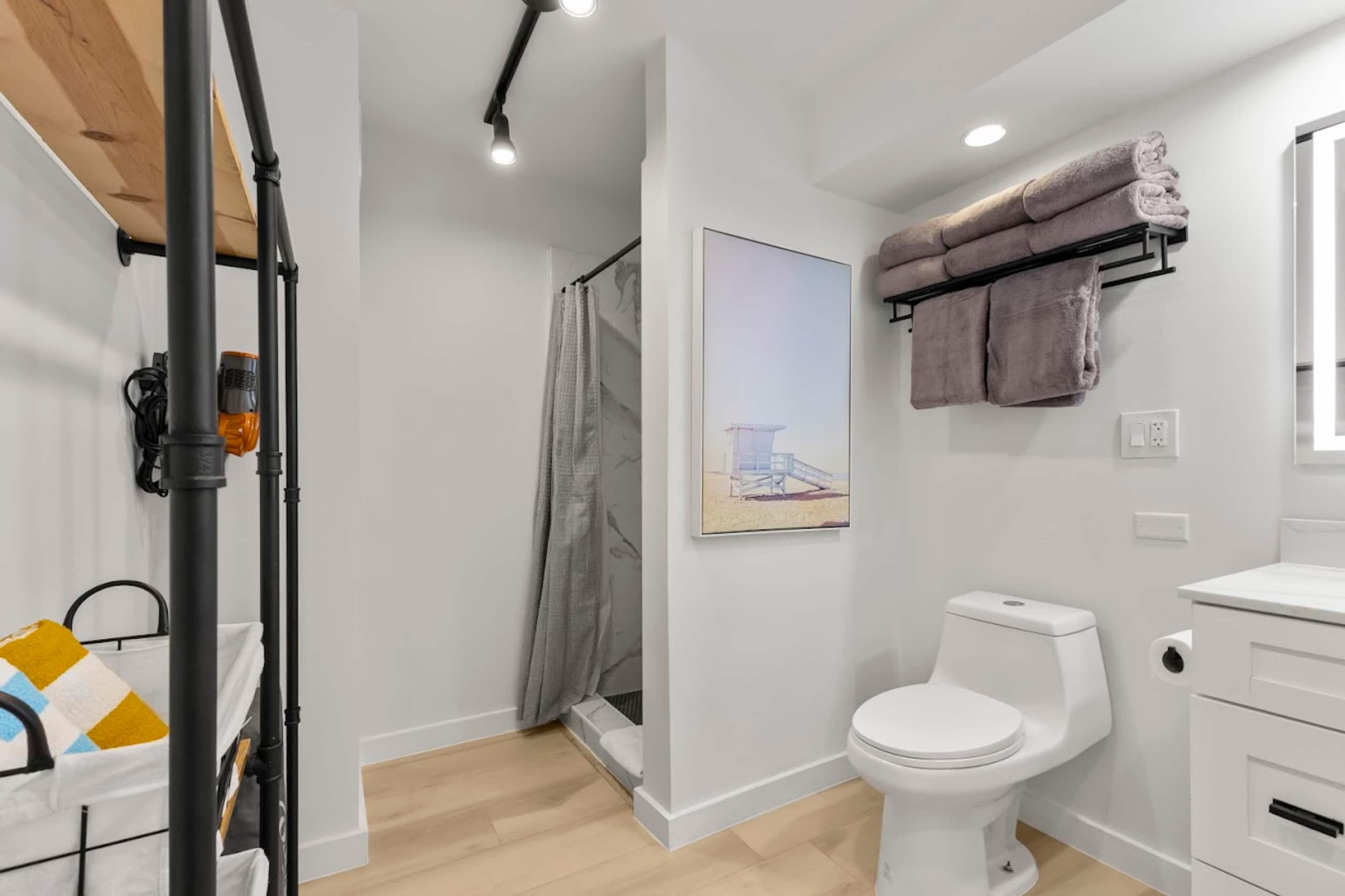 Home in Honolulu · ★4.79 · 2 bedrooms · 4 beds · 2 private baths - Image 45