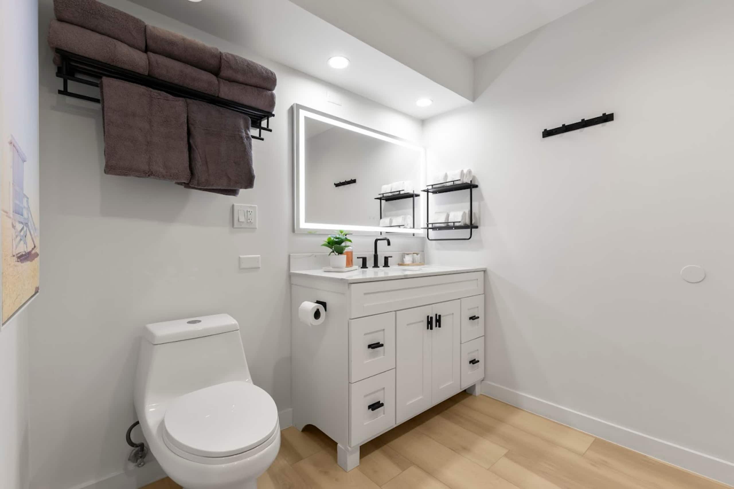 Home in Honolulu · ★4.79 · 2 bedrooms · 4 beds · 2 private baths - Image 42