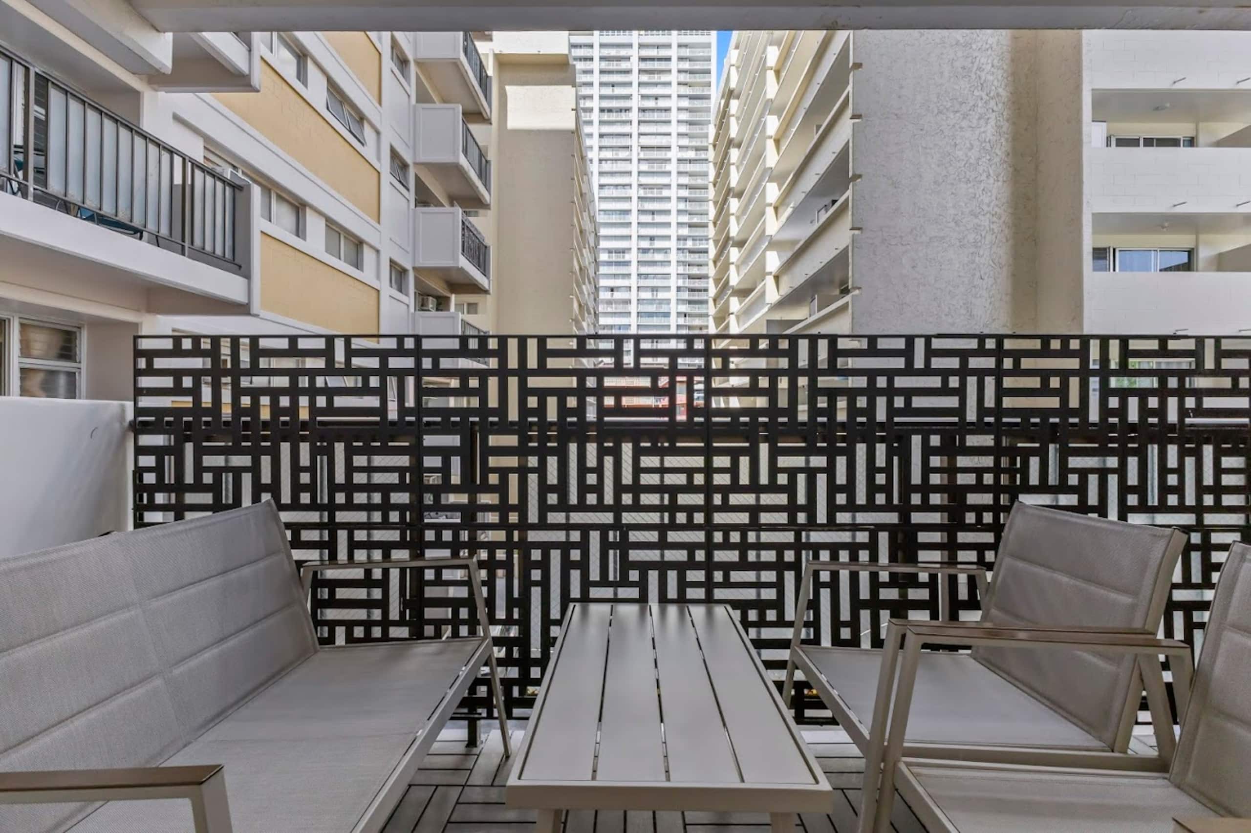 Home in Honolulu · ★4.79 · 2 bedrooms · 4 beds · 2 private baths - Image 54