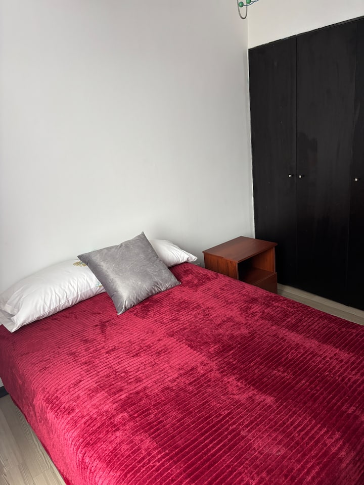 Cama de dos plazas. Espacio para guardar ropa. Cortinas opacas.