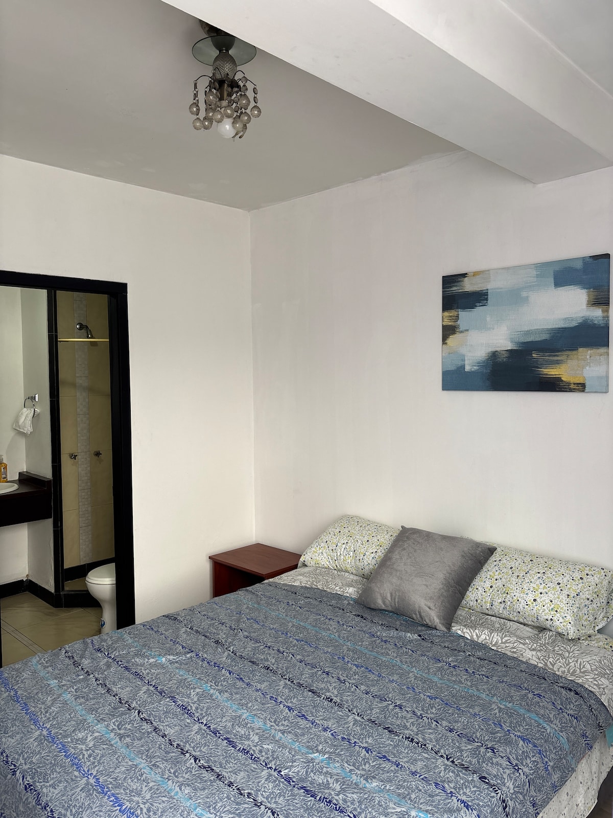 ორადგილიანი საწოლი. ტანსაცმლის შესანახი სივრცე. ბლოკირებადი ფარდა