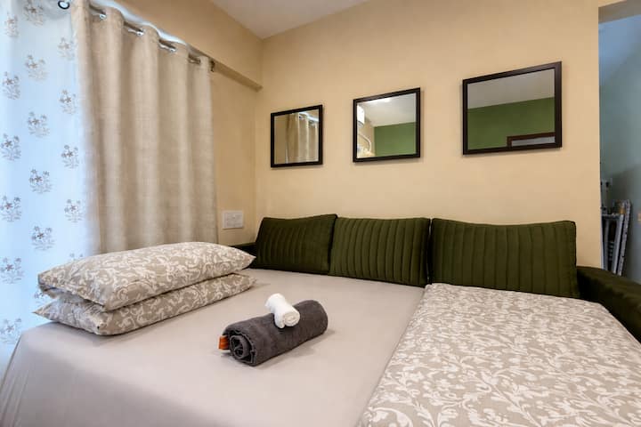 Luxury 1bhk Near Sea, Natural Tone, Wooden Accents - Mumbai