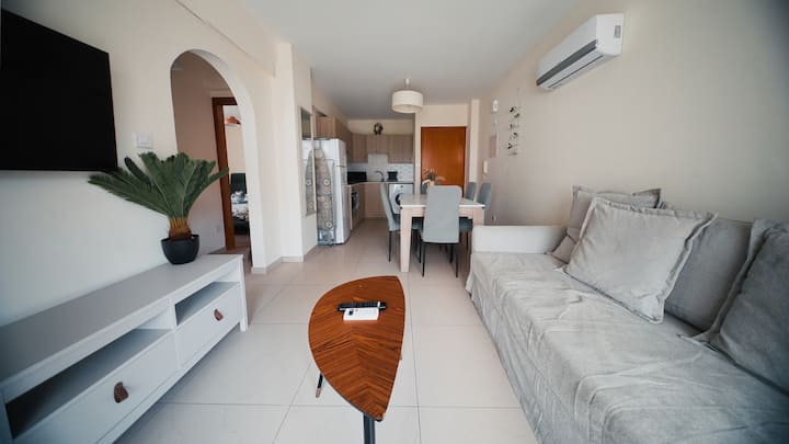 Sunny 2br Getaway Steps From The Beach + Wi-fi - Larnaca