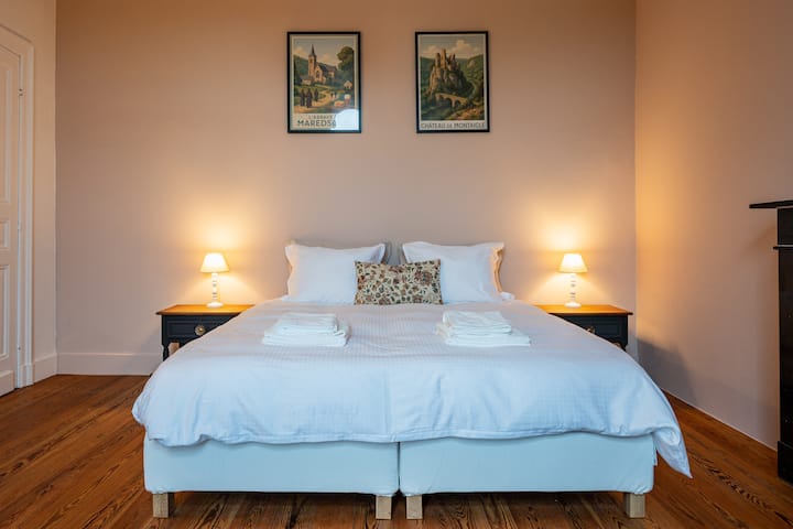 Deze lichte kamer heeft een tweepersoonsbed van 180 × 200 voor optimaal comfort, evenals een eigen badkamer met geïntegreerde douche en wastafel.