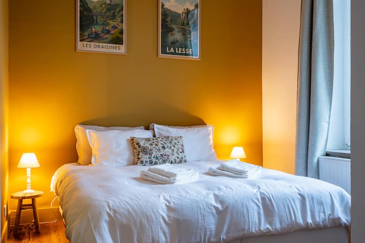 Deze lichte kamer heeft een tweepersoonsbed van 180 × 200 voor optimaal comfort, evenals een eigen badkamer met geïntegreerde douche en wastafel.