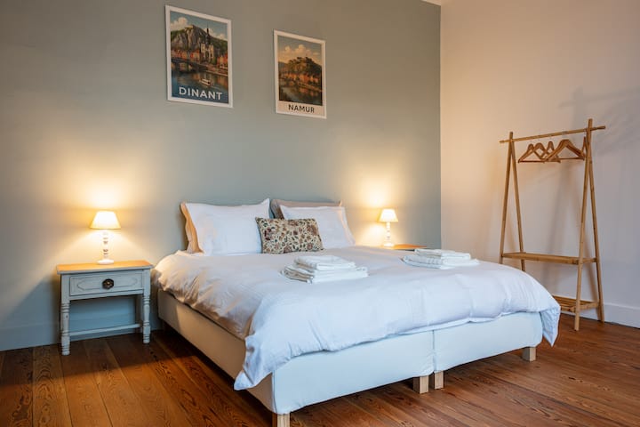 Deze elegante kamer is uitgerust met een tweepersoonsbed van 180×200 en een eigen badkamer met een bad en een wastafel, voor een ontspannen tijd.