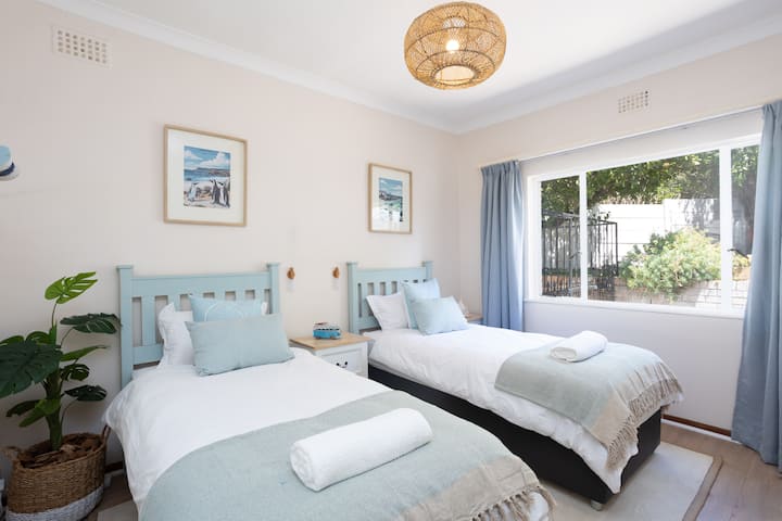 3rd bedroom with 2 single beds: perfect for the kids! Overlooks the front garden area. All rooms have BIC.