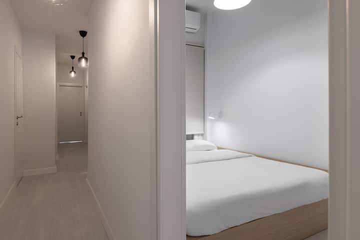 Cada dormitorio en Valerie by halu! ofrece un ambiente sereno con una cama tamaño queen, iluminación suave y cálidos detalles de madera. Una combinación perfecta de comodidad y diseño minimalista para una noche de sueño reparador.