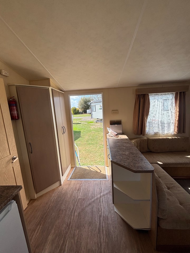 Beach Breeze Holiday Home – Sleeps 6 - Clacton-on-Sea