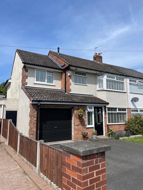 Stylish 3 bed house with garden and fast Wi-Fi