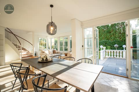 Beachfront Villa in Hornbaek – 4BR, Garden & Views