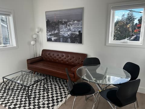 Successful Airbnb property: Central Private Upper Level in West Side in Oakridge