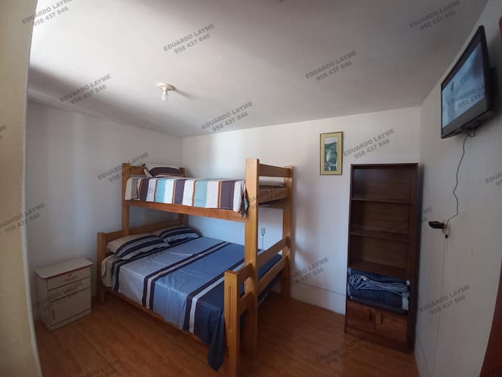 مقصورة بمقعدين في الطابق السفلي ومقصورة بمقعد ونصف في الطابق العلوي ومنضدة سرير وخزانة ملابس وتلفزيون كابل