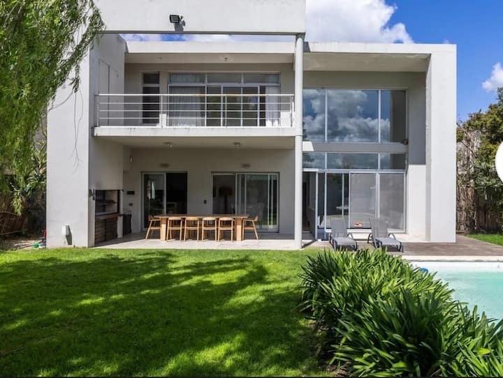 Three-bedroom apartment in Victoria