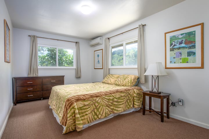 Descansa tranquilo en este dormitorio tranquilo con cómodas sábanas, amplio espacio de almacenamiento y suave luz natural.