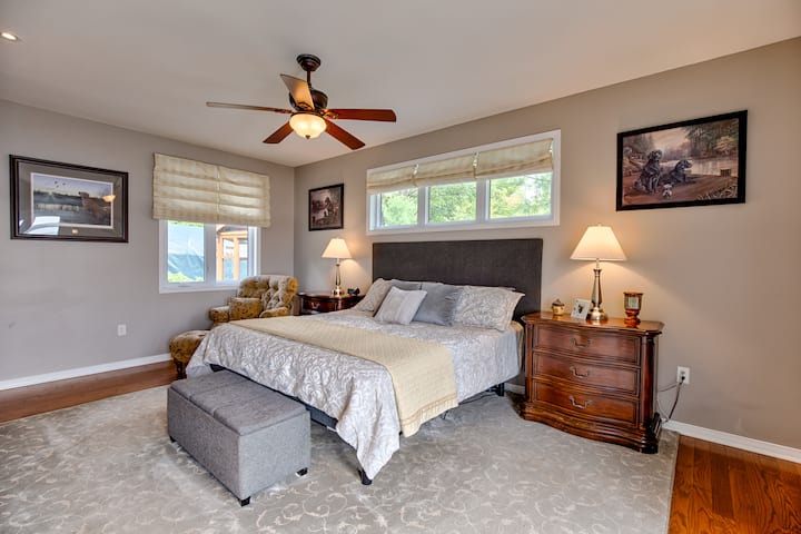 Cama ajustable tamaño king. Baño privado contiguo y vestidor.