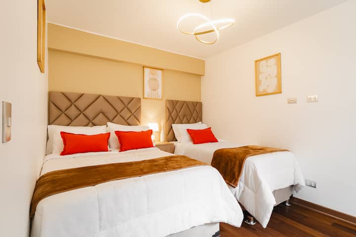 Модерна и пријатна соба со брачен кревет и единечен кревет, совршена за споделување без губење на удобноста. Има своја бања, нудејќи приватност и удобност во пријатна и добро осветлена атмосфера.