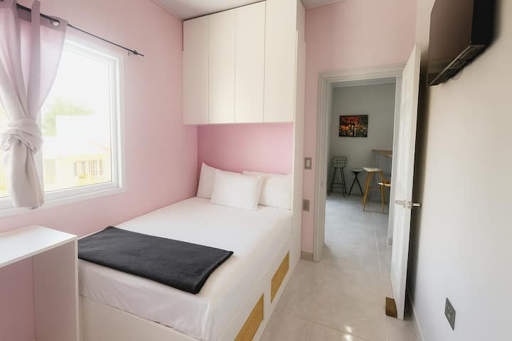 Stan br. 1
Soba s bračnim krevetom, prostorom za rad ili učenje, klima-uređajem, TV-om, Wi-Fi mrežom i Netflixom.