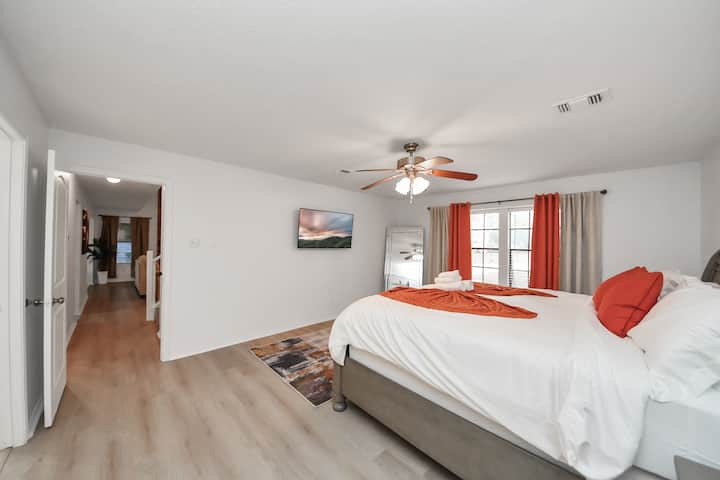 Голем апартман со брачен кревет (широк 180 – 200 см) и сопствена бања.  Затемнетите завеси и големиот телевизор ви овозможуваат да уживате во одмор во приватност. 