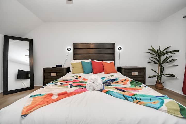 Спалната соба со брачен кревет има голем телевизор со висока дефиниција, ролетни за затемнување на собата, модерни погодности и плакар за складирање, како и ноќни масички. Љубов