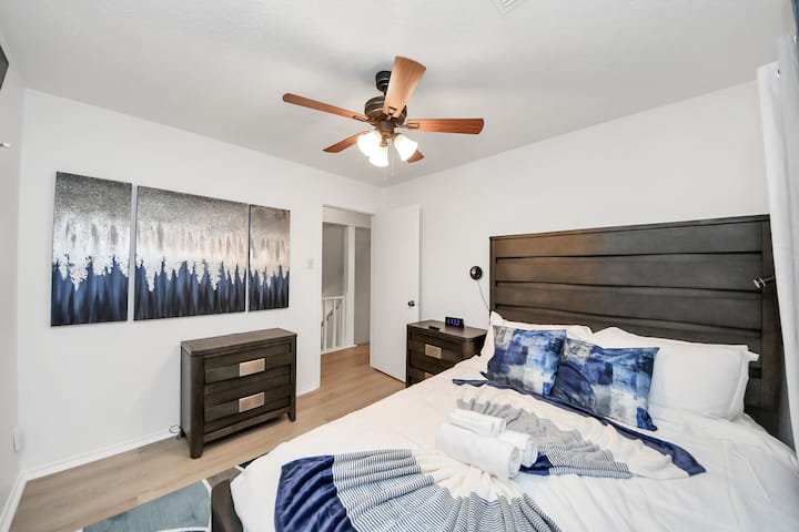 Спалната соба со брачен кревет има голем телевизор со висока дефиниција, ролетни за затемнување на собата, модерни погодности и плакар за складирање, како и ноќни масички. 