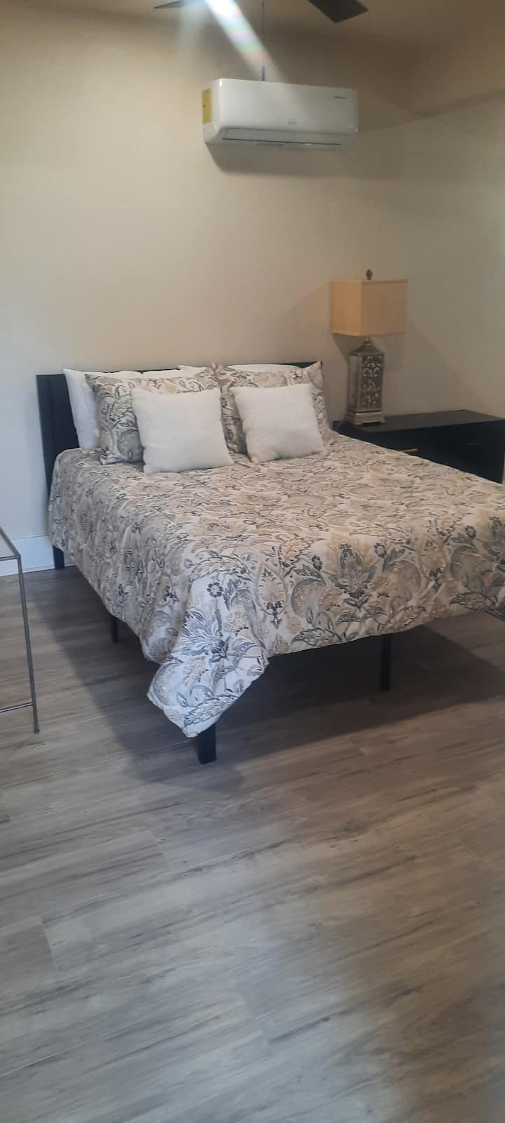 Много удобно 12-инчово двойно легло с мемори пяна. 