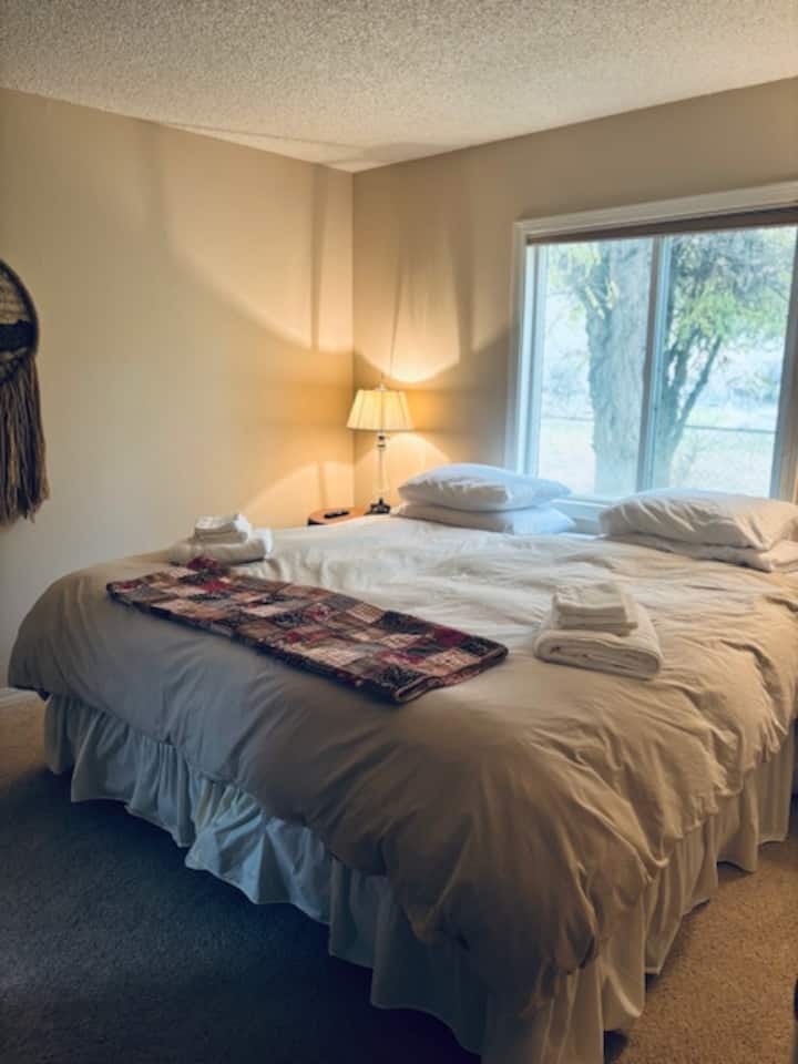 Quarto 1 com 1/2 banheiro e lavanderia anexa.