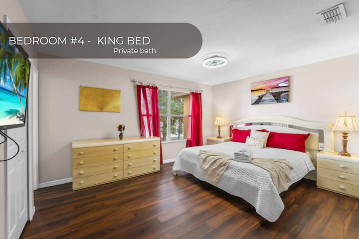 Dormitorio #4 – King Comfort – Estírate y relájate en este espacioso dormitorio con una lujosa cama tamaño king y sábanas suaves y acogedoras.