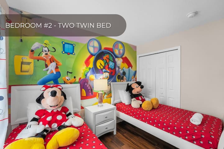 Dormitorio #2 – Mickey Magic Awaits – Dos acogedoras camas individuales rodeadas de una divertida decoración de Mickey Mouse hacen de esta la habitación perfecta para niños o cualquier persona joven de corazón.