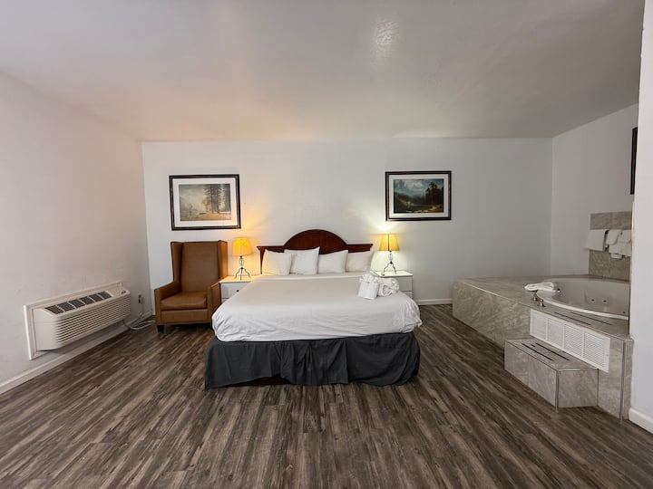 Hotel Room With 1 King Bed And Private Jacuzzi Tub - Lake Tahoe
