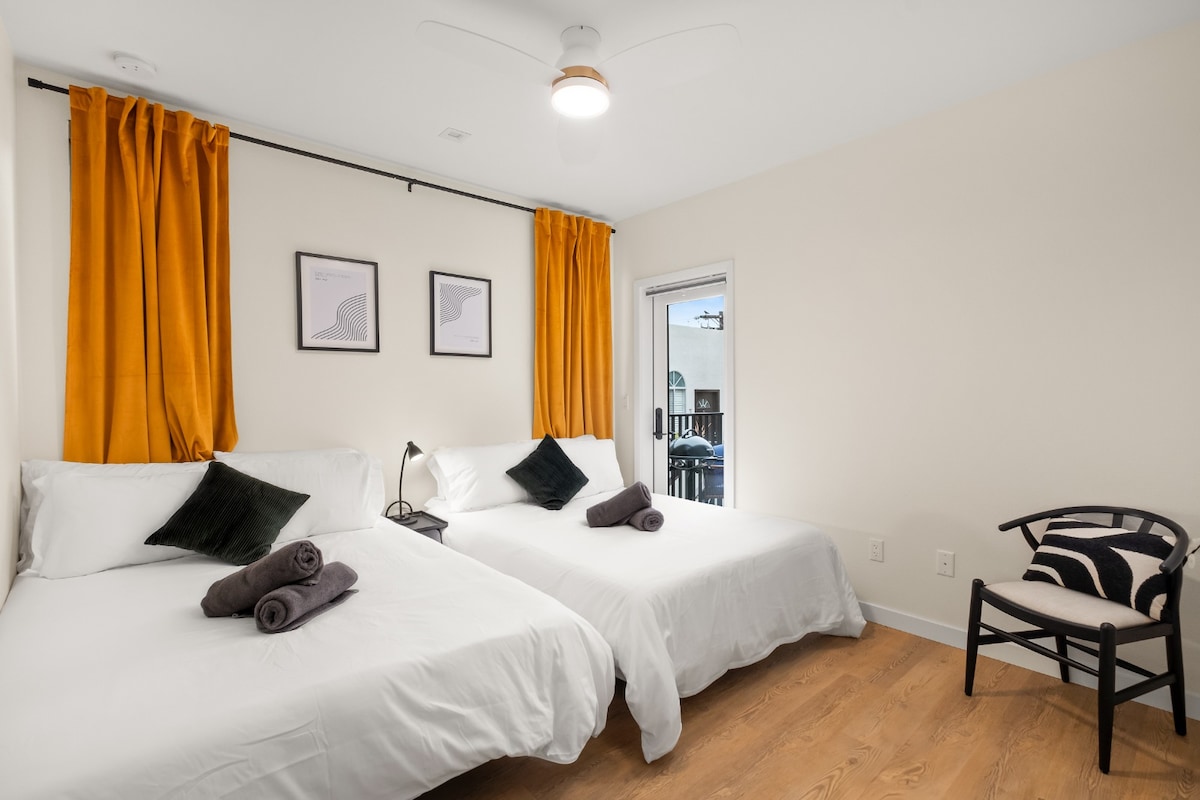 Две пълноразмерни легла – идеални за деца, братовчеди или приятели. Меко осветление и уютна атмосфера са включени.