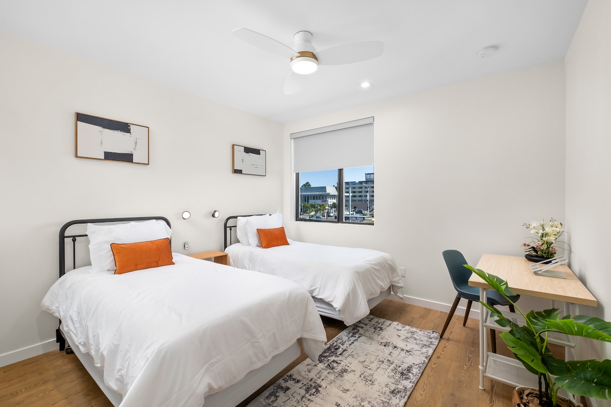 Същото обзавеждане във второто помещение – двойни легла с меки възглавници и чисти чаршафи.