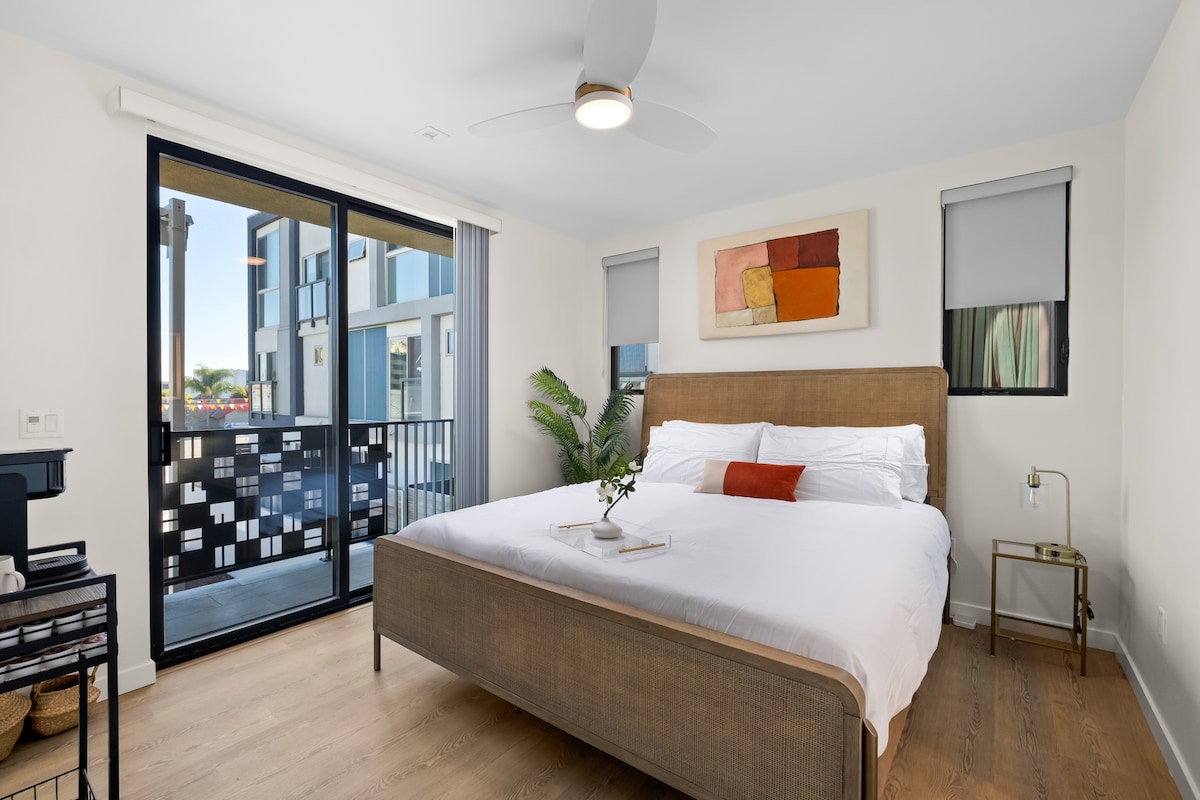 Спокоен суперлуксозен апартамент с луксозно спално бельо и тъмни завеси – ще спите като в почивка.