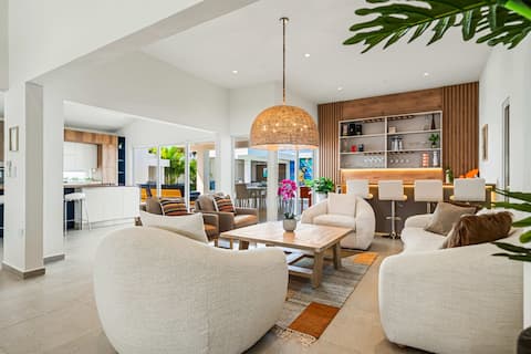 New 7BR Villa w/Pool, Jacuzzi, Bar. Walk to Beach!