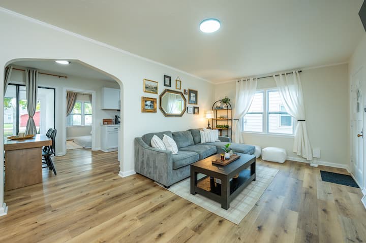 Sun Porch & Rec Area! Steps From Ia State Fair! - Prairie Meadows Casino, Racetrack, & Hotel