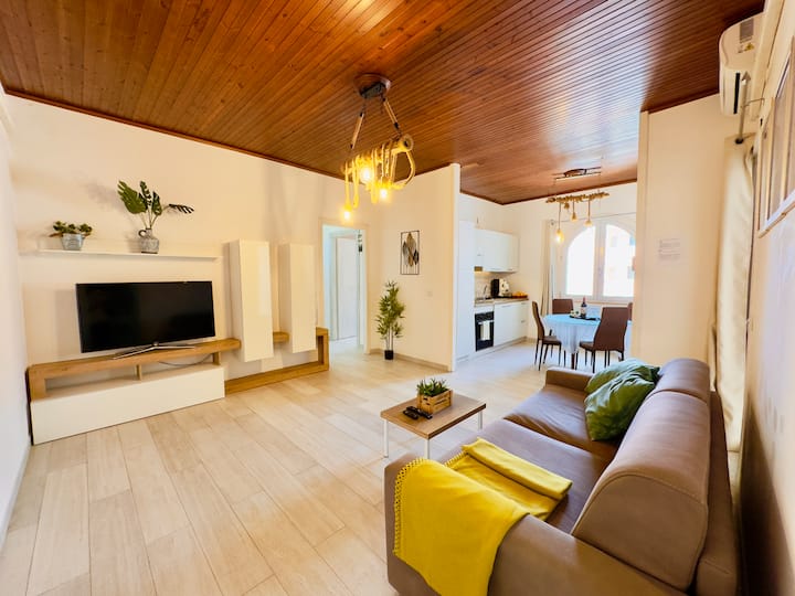 Poseidon, Sea Front Apartment, Parking & Pool - Castel Volturno