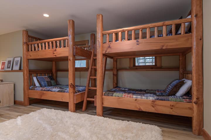 ห้องนอน #5 พร้อมเตียงสองชั้นคู่ 2 ชุด 